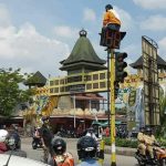 Diduga Stress, Pemuda Ini Pantau Arus Lalin dari Atas Tiang Lampu Merah