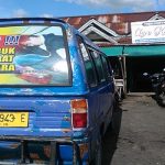 Stiker Imbauan Penggunaan Helm Ditempel di Belakang Opelet
