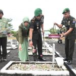Mengenang Jasa Pahlawan, Danrem 121/Abw Ziarah Makam