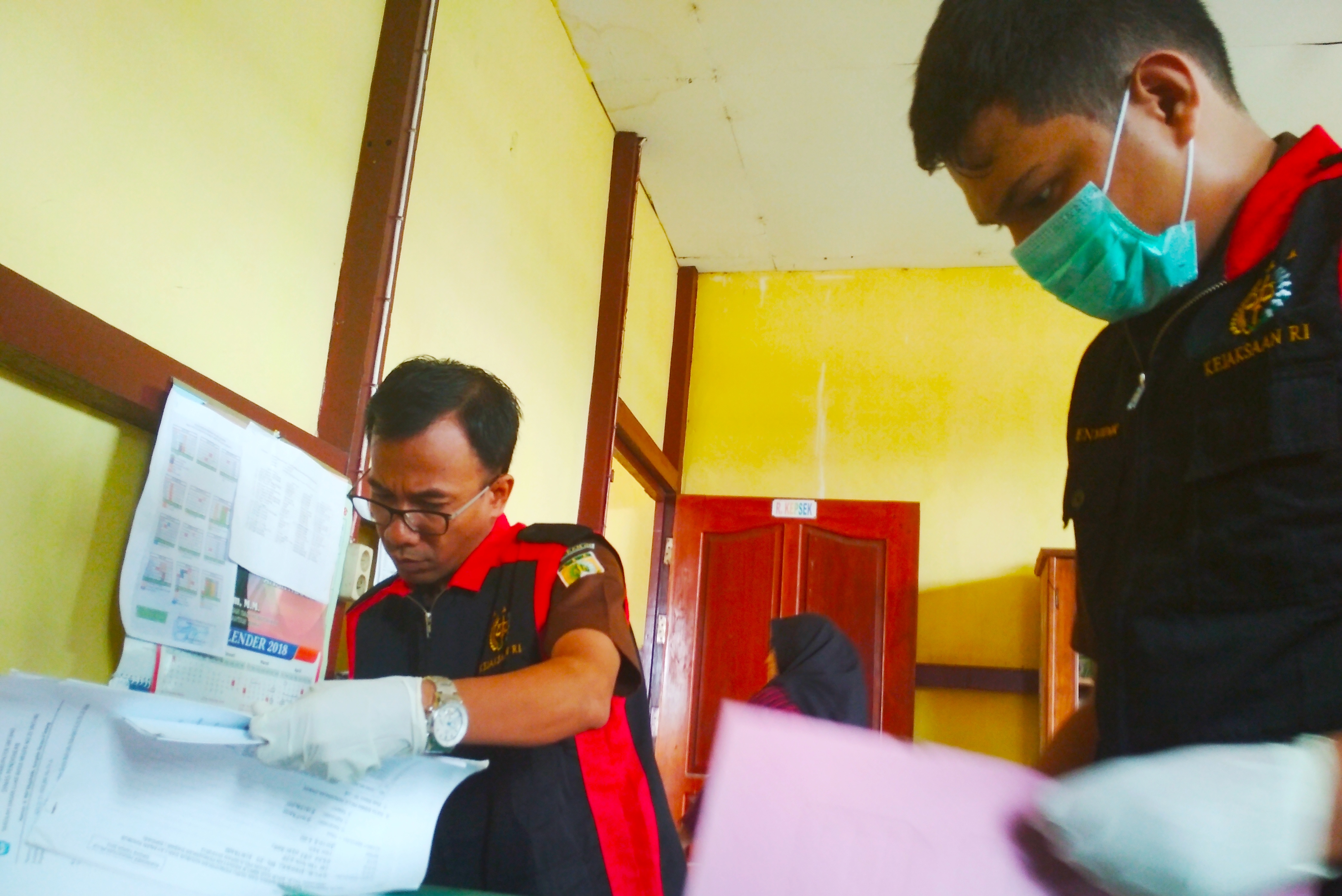 Tidak Omong Kosong, Kejari Sintang Geledah Rumdin dan Ruang Kepsek SDLB