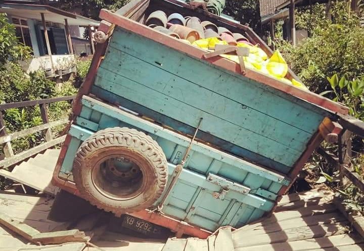 Jembatan Penghubung Tiga Desa Ambruk, Ini Penyebabnya…