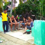 Kompak! Kapolsek Sepauk dan Warga Bersihkan Makam Muslim