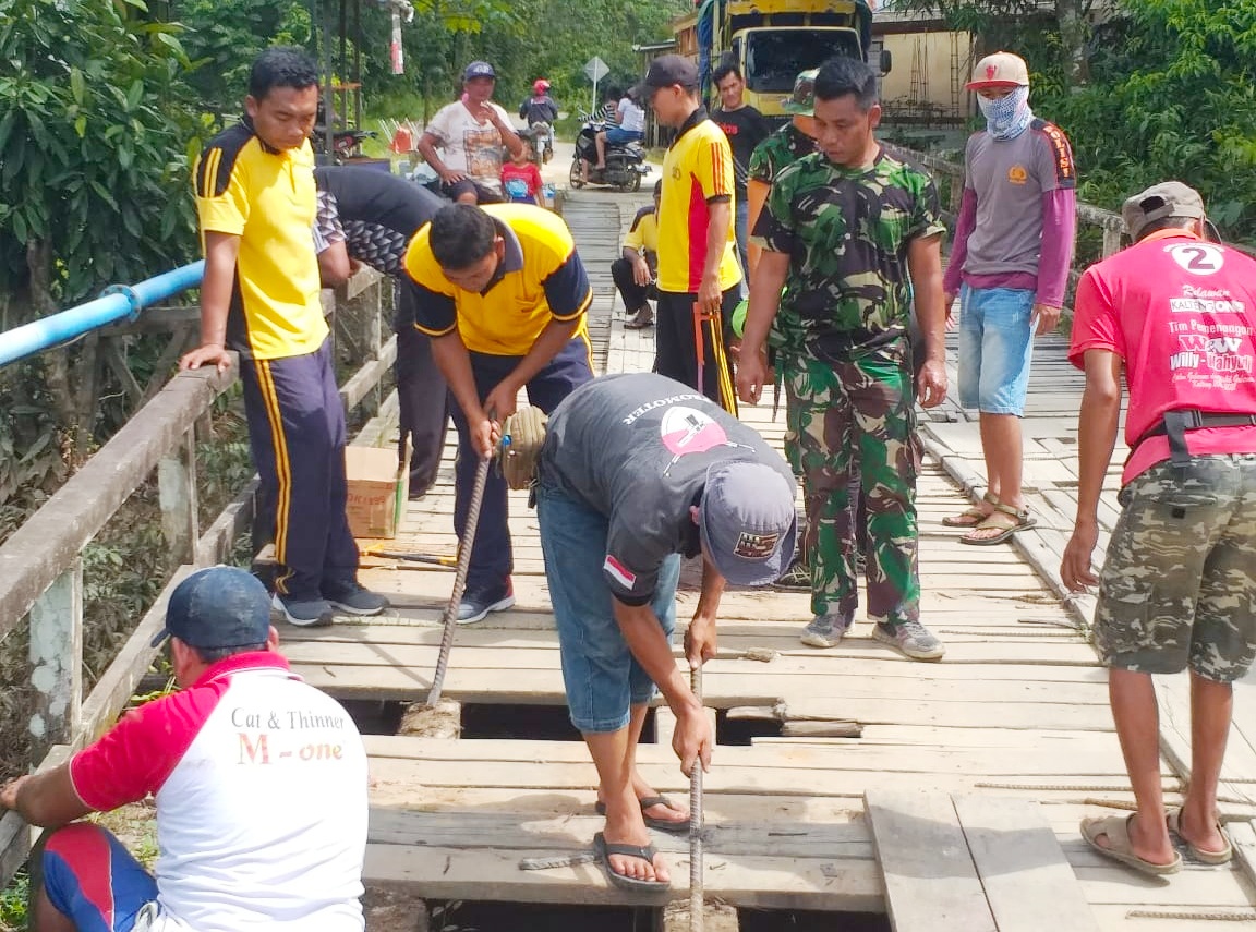 TNI-Polri dan Warga Perbaiki Jembatan Rusak, Halo Pemkab Sintang?