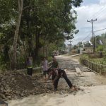 Polsek Sepauk Bantu Warga Perbaiki Jalan Berlubang