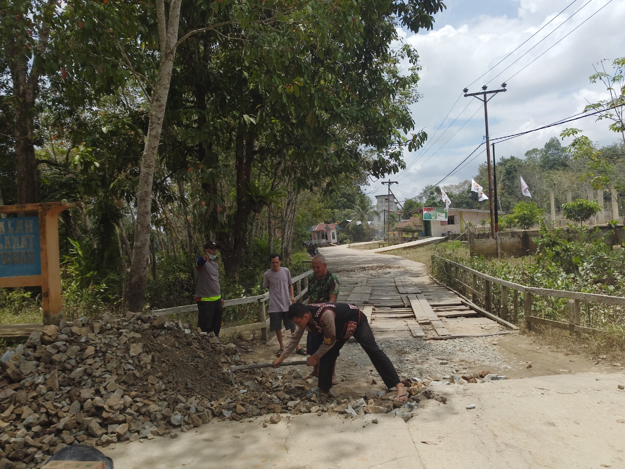 Polsek Sepauk Bantu Warga Perbaiki Jalan Berlubang