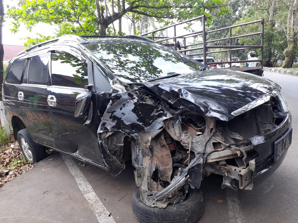 Mobil Dinas PA Sintang Ditabrak Pick Up, 1 Wakil Ketua dan 3 Panitera Luka Ringan