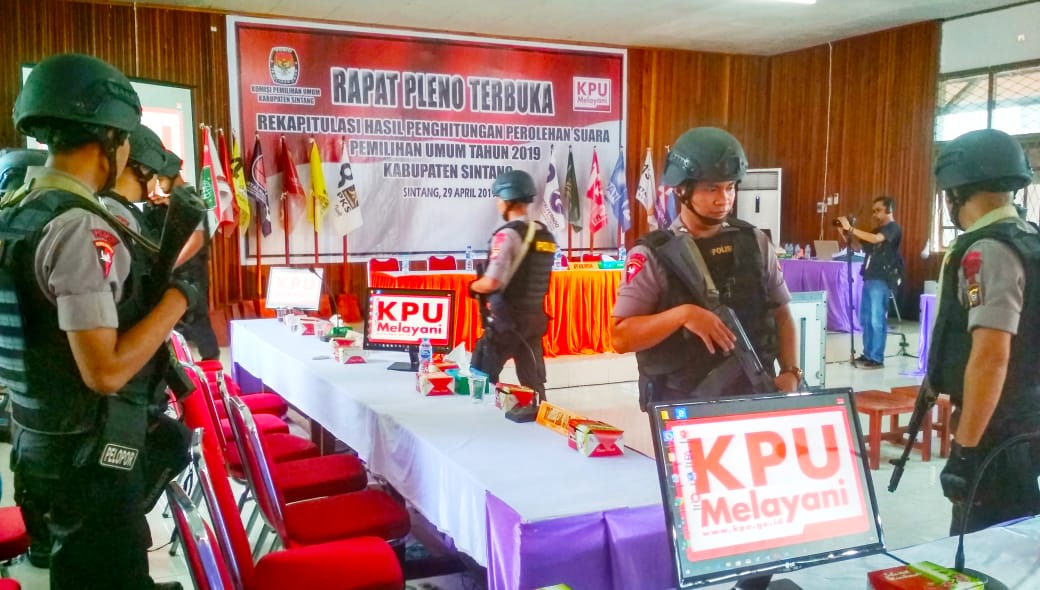 50 Personel Jaga Ketat Pleno Terbuka KPU Sintang