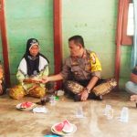 Polres Sintang Berikan Uang Duka untuk Keluarga Pahlawan Demokrasi yang Gugur