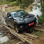 KB 1 E Lewati Jembatan Darurat yang Memprihatinkan