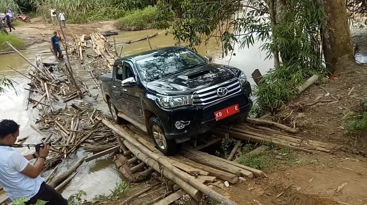 KB 1 E Lewati Jembatan Darurat yang Memprihatinkan