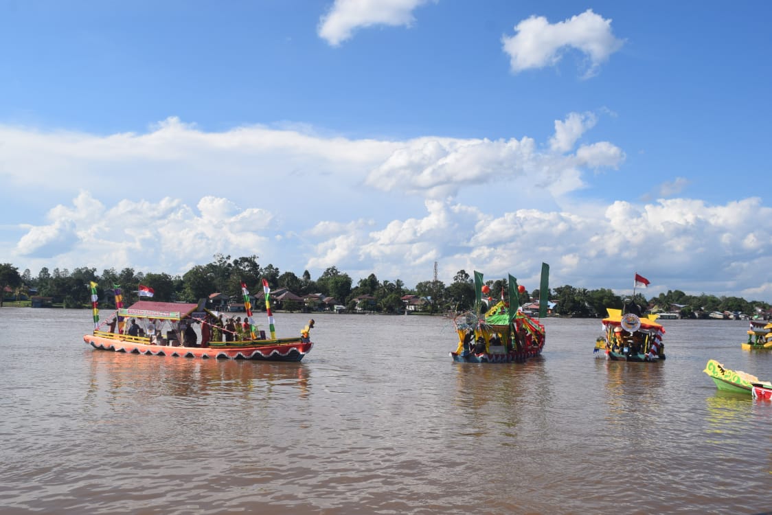 Lomba Perahu Hias Meriahkan Harjad Kota Sintang ke 657, RSUD Ade M Djoen Juara Pertama