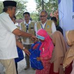 Bagikan 1.000 Seragam SD dan Alat Tulis, Jarot: Orang Sintang Hanya Lulus SD!