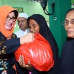 Berbagi Kasih, 925 Kaum Dhuafa Terima Paket Sembako