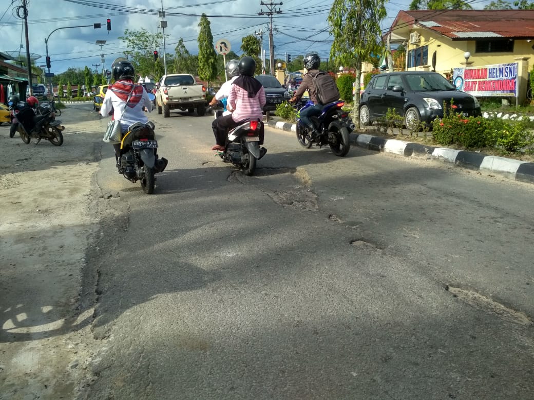 Awas! Jalan Berlubang Masih Menghantui Kota Sintang