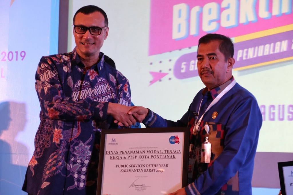 DPMTK-PTSP dan RSUD SSMA Raih Penghargaan Markplus