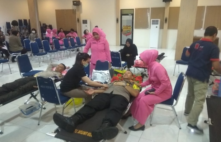 Sambut Hari Bhayangkara, Kapolres Sintang Ikut Donorkan Darahnya