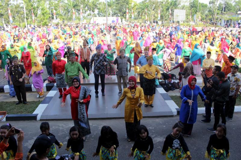 Dubes Peter Joget Bareng Muda-Jiwo