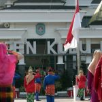 Busana Adat Hiasi Halaman Kantor Bupati Kubu Raya