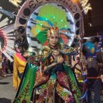 Kostum Tugu Khatulistiwa Pukau Warga Semarang