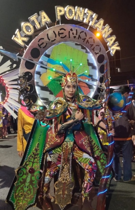 Kostum Tugu Khatulistiwa Pukau Warga Semarang