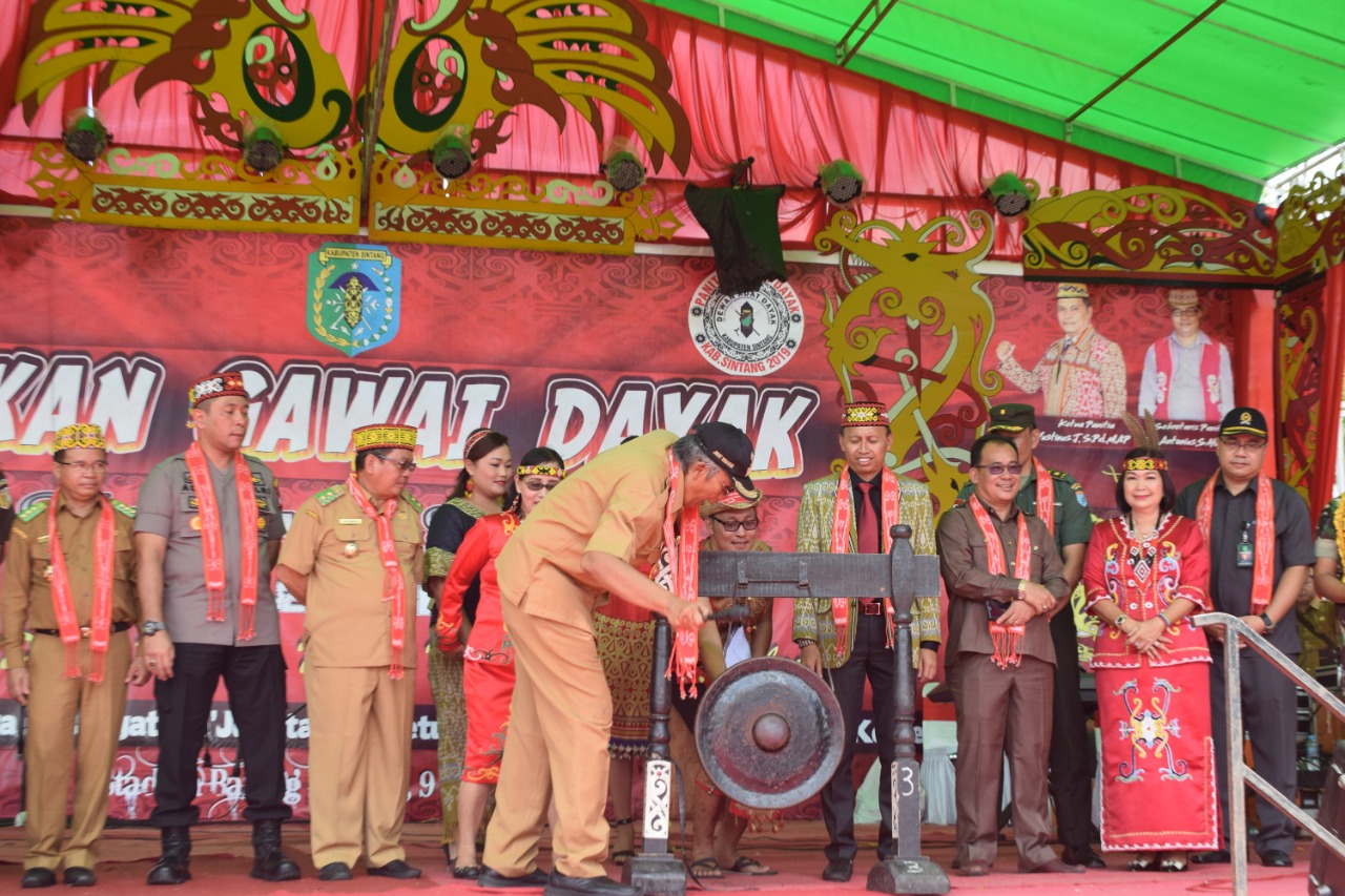 Gawai Dayak ke VIII, Jarot Ajak Masyarakat Dayak Membangun Sintang
