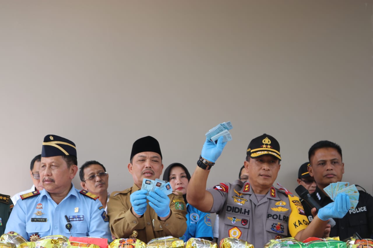 Wagub Kalbar Kaget Lihat BB Narkoba dan Puluhan e-KTP Palsu