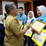 Atlet dan Pelatih Popda Terima Bonus