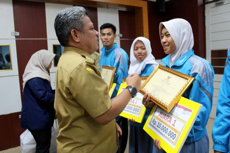 Atlet dan Pelatih Popda Terima Bonus