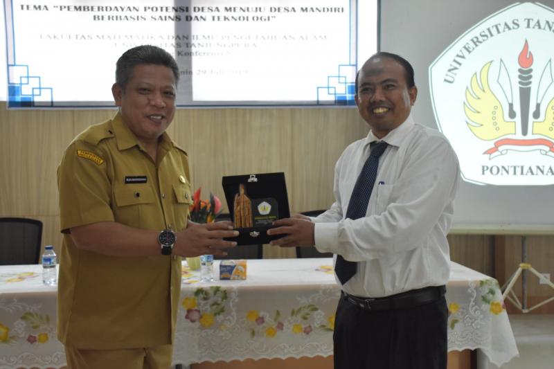 Mahasiswa FMIPA Untan KKM di Terentang
