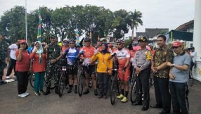 Hj Erlina Sambut Ratusan Peserta Tour Of Merdeka