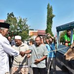 Jarot Serahkan Dua Ekor Sapi Qurban untuk Masjid dan PHL