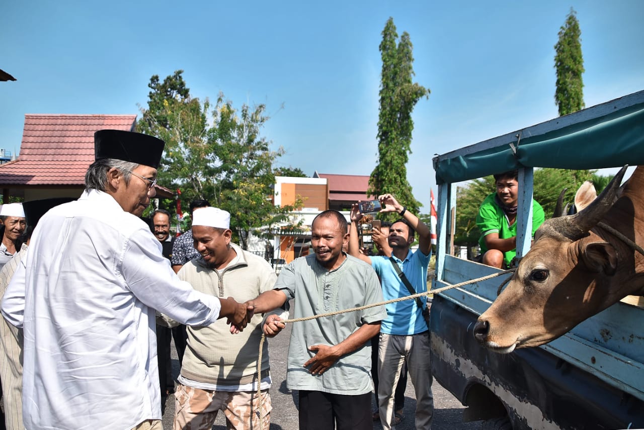 Jarot Serahkan Dua Ekor Sapi Qurban untuk Masjid dan PHL