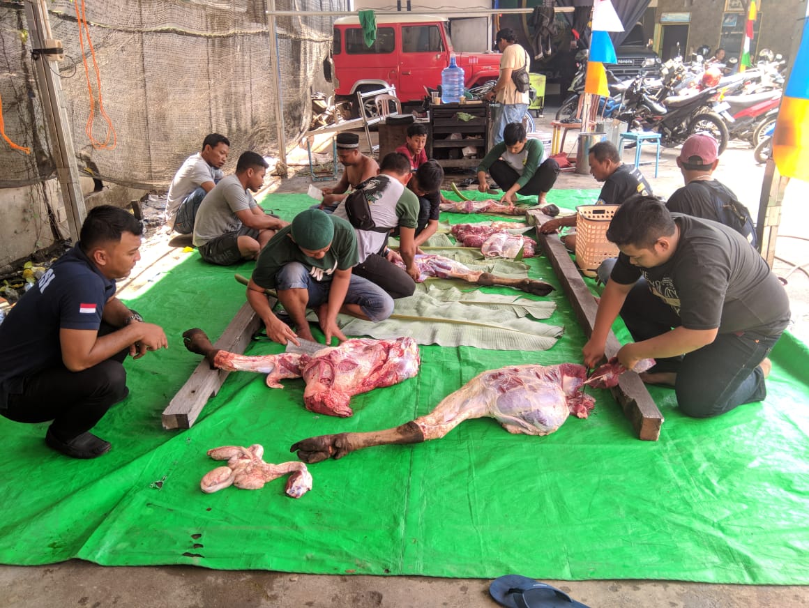 Berkurban untuk Peduli Sesama, Cafe Sentul Car Wash dan Bonek Khatulistiwa Potong 1 Ekor Sapi dan 2 Kambing