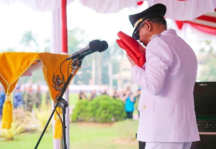 Sutarmidji Cium Sang Saka Merah Putih