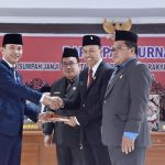 Jeffray Serahkan Palu Sidang, Florensius Ronny Ketua Sementara DPRD Sintang