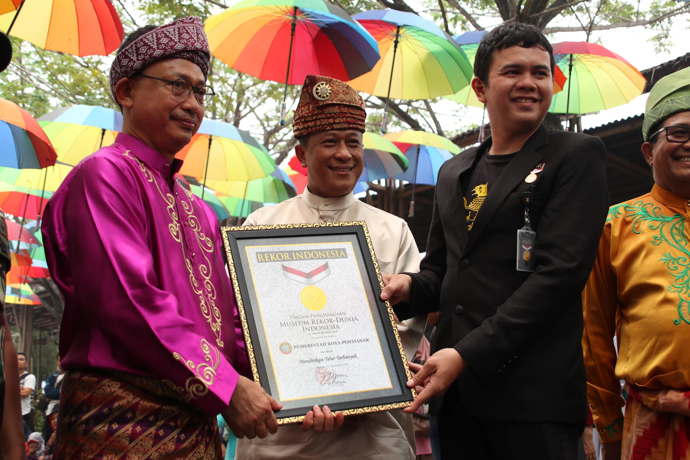 Peter Takjub Pontianak Pecahkan Rekor Dirikan Telur Terbanyak