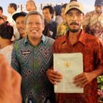 Warga Transmigrasi KKR Terima Sertifikat dari Presiden Jokowi