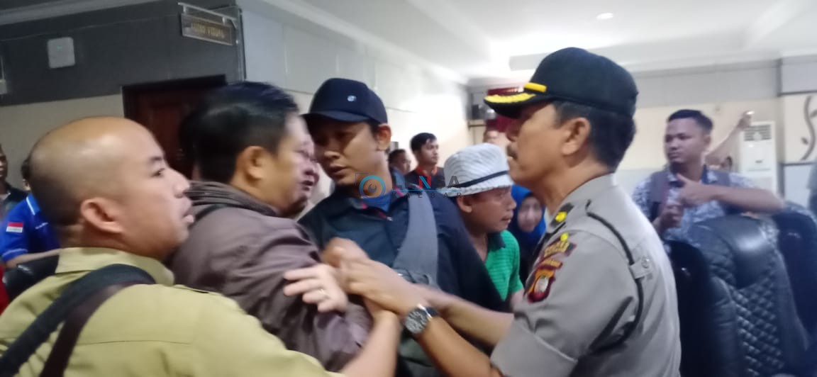 Demonstran ASAP Terobos Rapat Paripurna DPRD Sintang