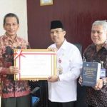 Gunakan Bahasa Indonesia dengan Baik, Mempawah Terima Dua Penghargaan