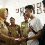 Tinjau Korban Kebakaran, Bupati Erlina Berikan Bantuan