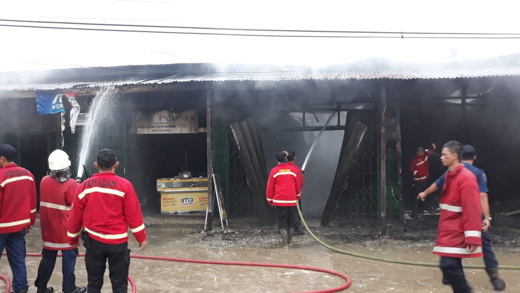 5 Kios di Kawasan Simpang Lima Sintang Terbakar