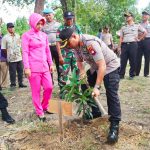 Dukung Program Kapolri, Kapolres Tanam 200 Pohon di Polsek Ketungau Hilir