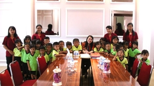 Terima Kunjungan Anak PAUD, Bupati Karolin Berikan Pengetahuan Pemerintahan Sejak Dini
