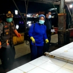Bupati Erlina Pimpin Gugus Tugas Covid-19 Sterilkan Pasar Sebukit Rama