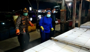 Bupati Erlina Pimpin Gugus Tugas Covid-19 Sterilkan Pasar Sebukit Rama