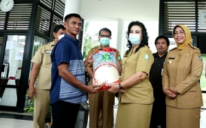 Tahap Pertama, 7 Ton Beras untuk Warga Kurang Mampu di Desa Penibung