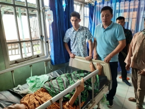 Sakit-sakitan dan Sebatang Kara, Mbah Mirah Akhirnya Dibantu Komisi A DPRD Sintang