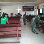 Bersama Ibu-ibu Dusun Jonti, Satgas TMMD Bersihkan Gereja Gapin