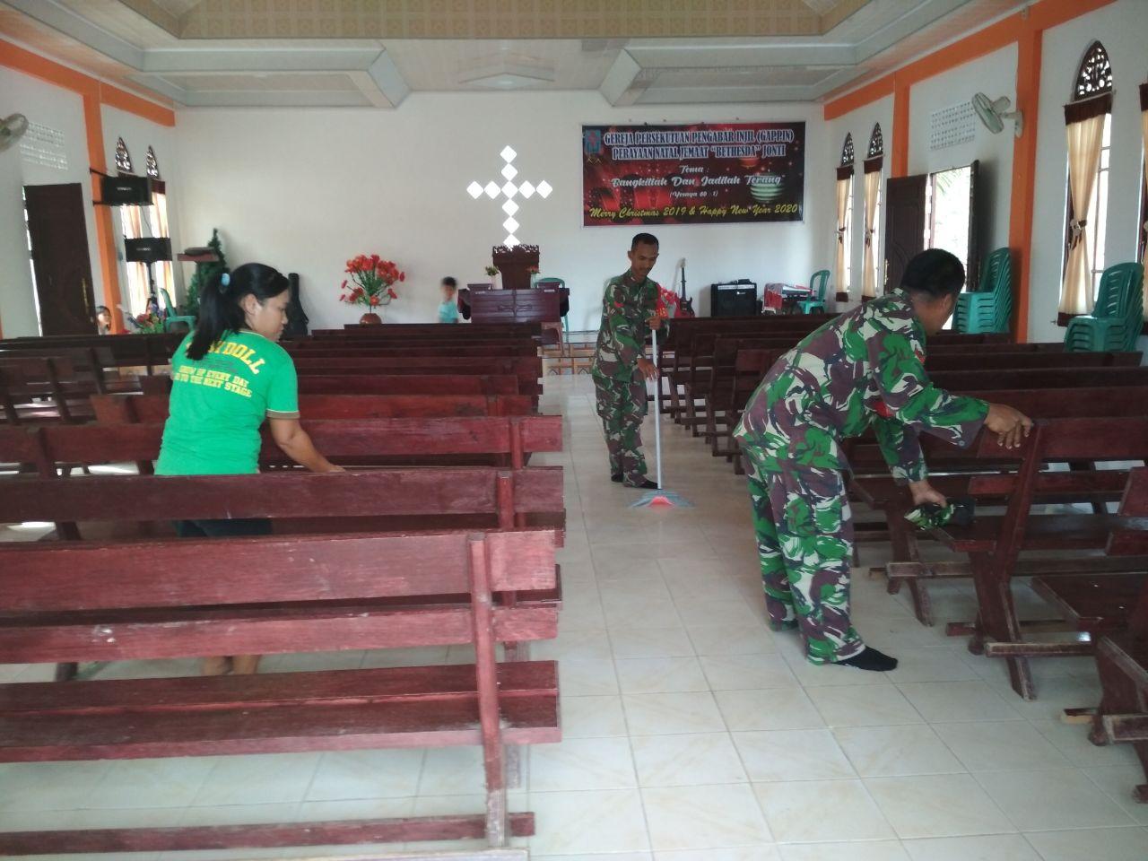 Bersama Ibu-ibu Dusun Jonti, Satgas TMMD Bersihkan Gereja Gapin