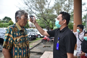 Sebelum Buka Musrenbang, Tim Dinkes Cek Suhu Badan Bupati Jarot